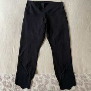 Wunder Under Crop High-Rise 
Roll Down Scallop Full-On Luon 23"